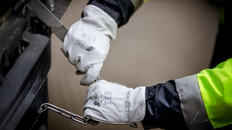 Handschuhe für Mechaniker in der Metallverarbeitung